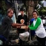 Barisan Gotong Royong Berbagi Nasi Kotak Di Jalan Dukuh Kupang Dan Dolly