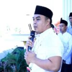 Ribuan masyarakat Mendatangi kediaman Kepala Desa Ketapang Daya Moh Widjan