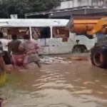 Mobil Bus Mini Warna Putih Yang Membawa Ribuan Rokok Ilegal Terguling